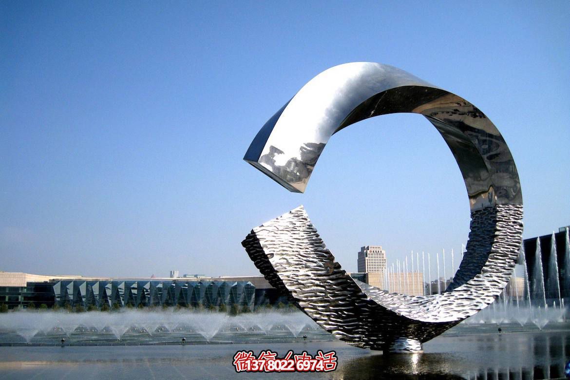 不銹鋼大型戶(hù)外雕塑水中圓環(huán)噴漆 不銹鋼大型戶(hù)外雕塑水中圓環(huán)噴漆