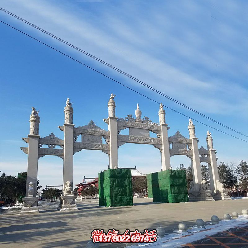 新款漢白玉牌坊，美觀而古樸的石六柱，為寺院和景區增添靈氣