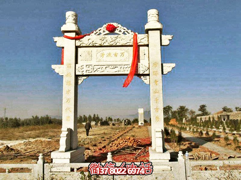 花崗巖簡易牌坊，擺放石墓地
