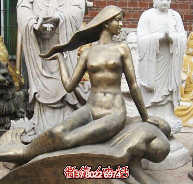 街道上擺放的手摸頭發(fā)的玻璃鋼噴漆美人魚(yú)雕塑 街道上擺放的手摸頭發(fā)的玻璃鋼噴漆美人魚(yú)雕塑